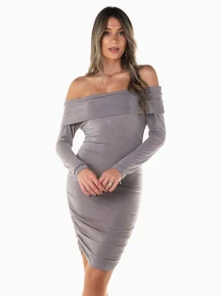 Vestido curto franzido ombros descobertos