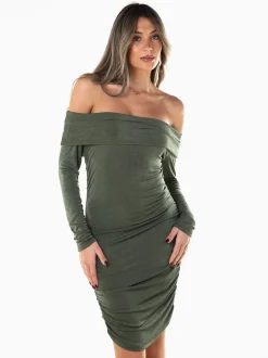 Vestido curto franzido ombros descobertos
