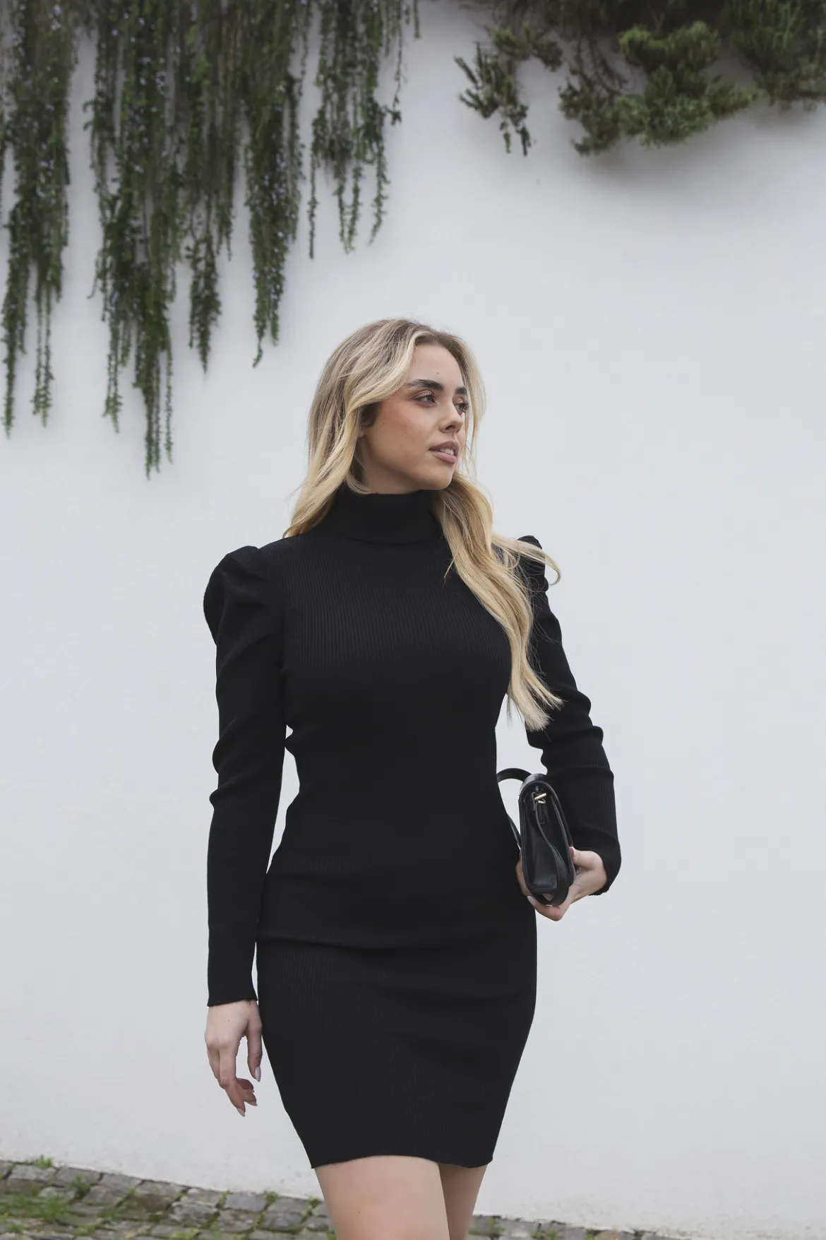 Vestido curto malha canelada preto