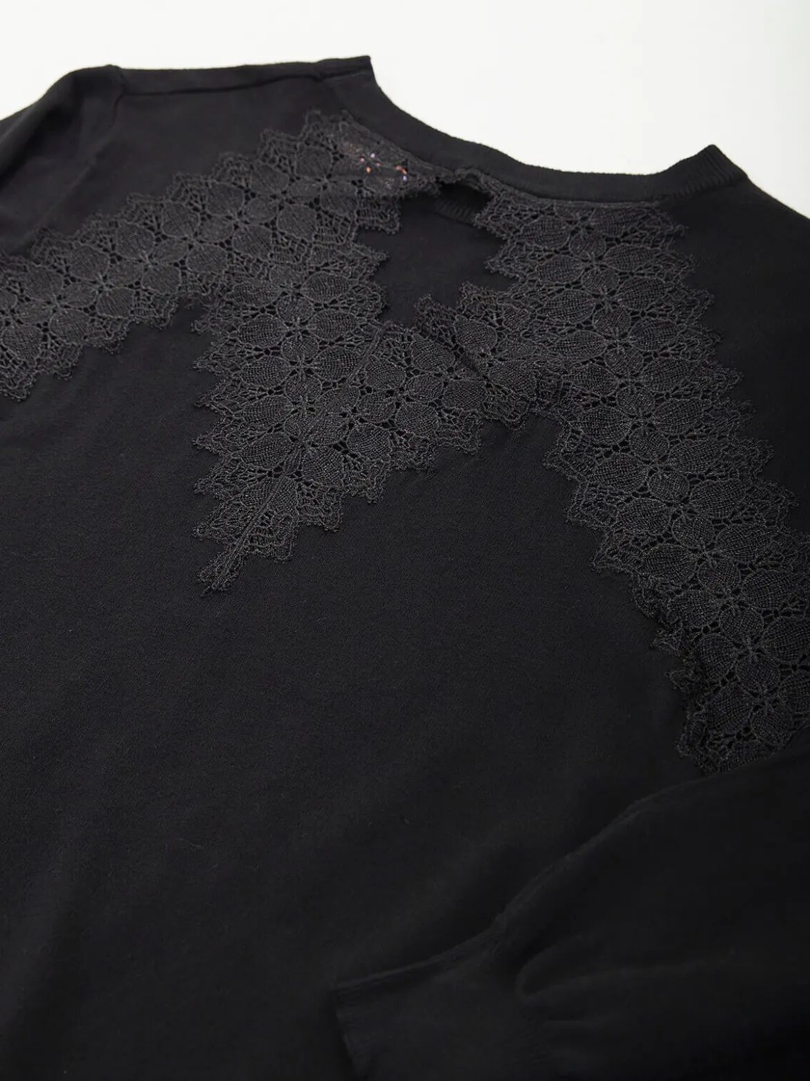 Vestido malha com detalhe renda