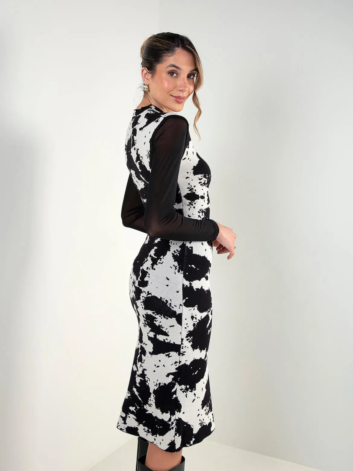Vestido midi justo em malha animal print