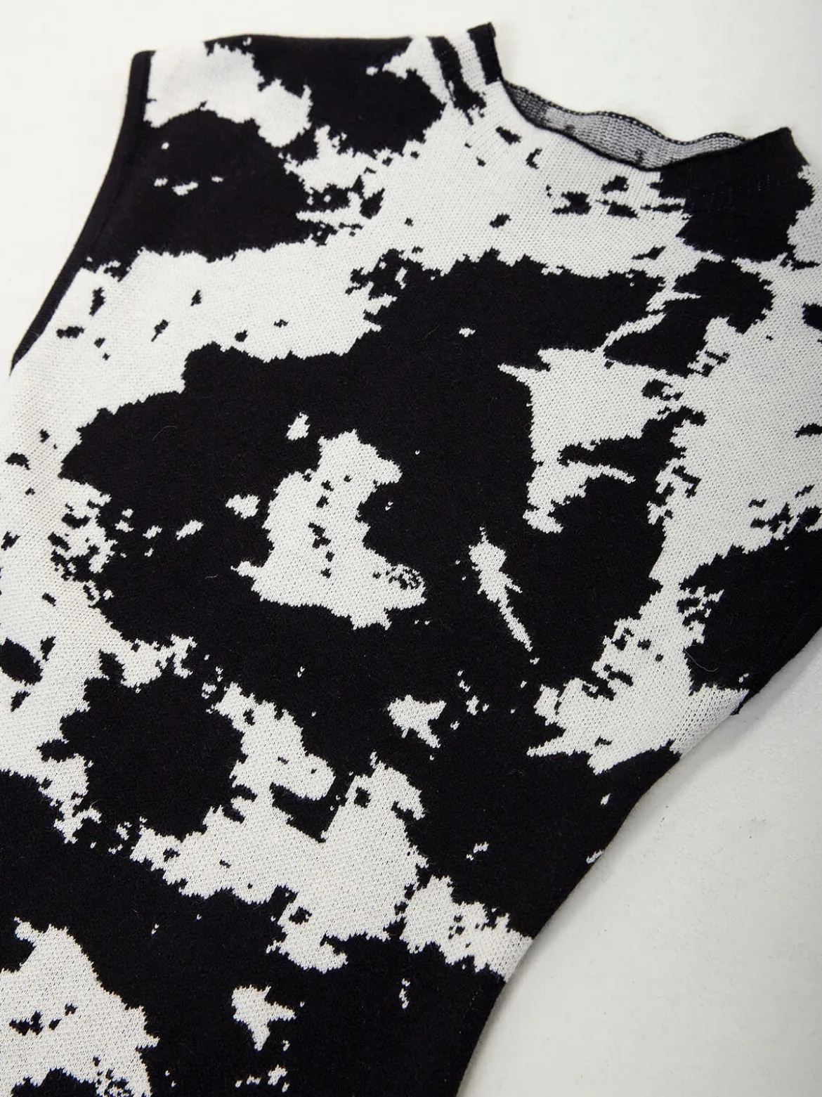 Vestido midi justo em malha animal print